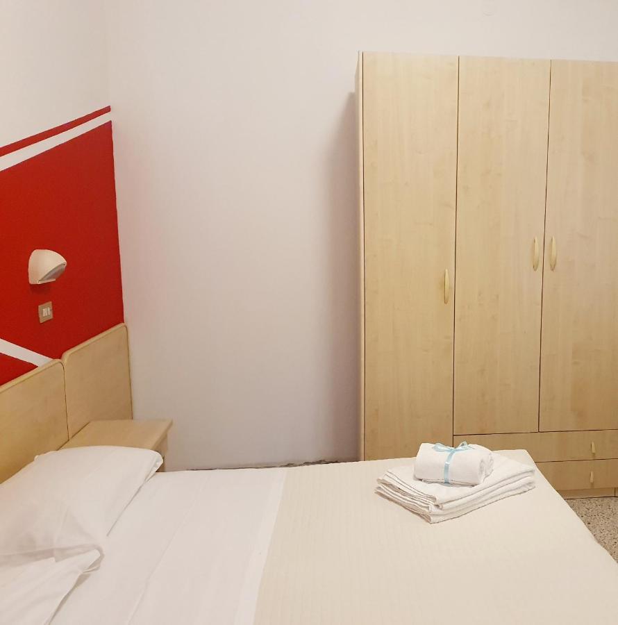Albergo B&B Serafini リミニ エクステリア 写真