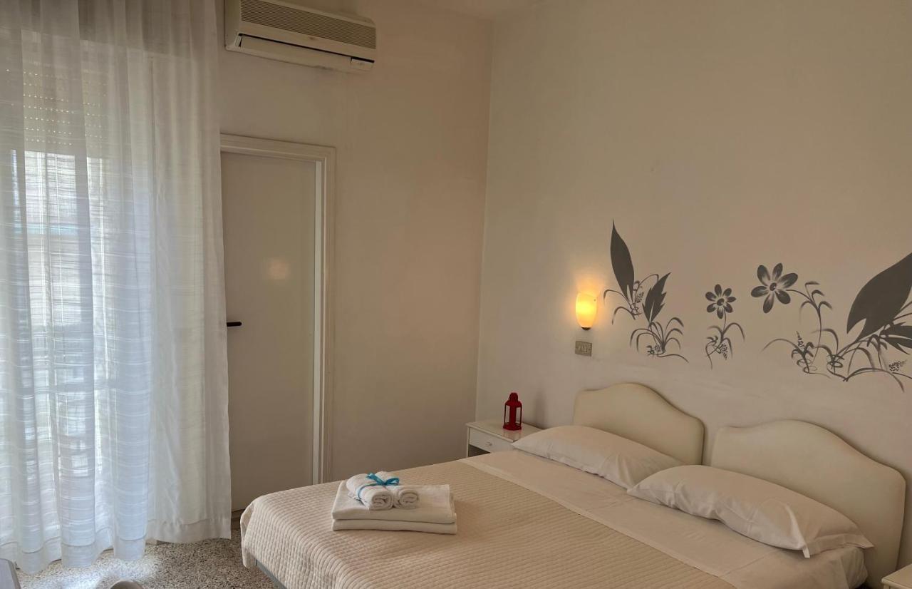 Albergo B&B Serafini リミニ エクステリア 写真