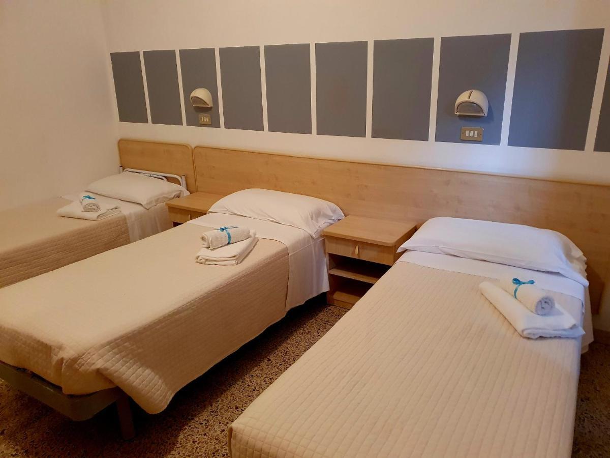 Albergo B&B Serafini リミニ エクステリア 写真